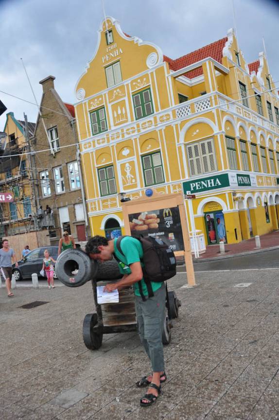 Utilizando um canhão de maneira bem mais pacífica, em Willemstad - Curaçao